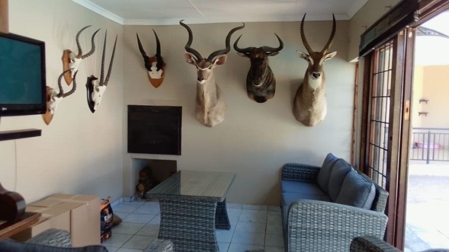 To Let 4 Bedroom Property for Rent in Safari Gardens North West